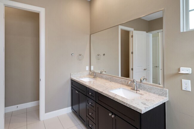 Building Photo - 1030 W 26th St