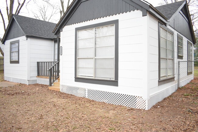 Building Photo - 221 N Sanders St