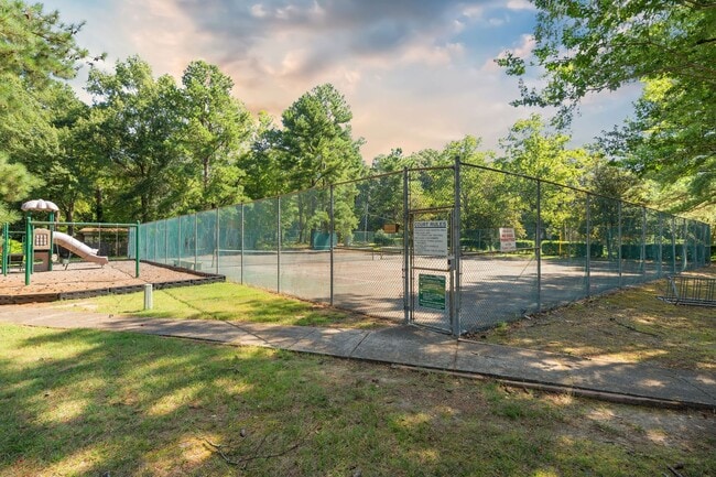 Building Photo - Beautiful 3 BR in Chapel Hill - Two Weeks Free Rent!