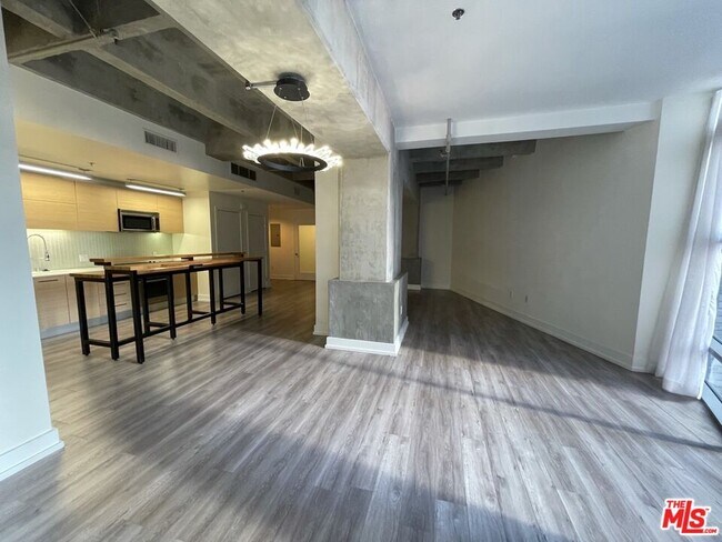 Building Photo - 727 W 7th St