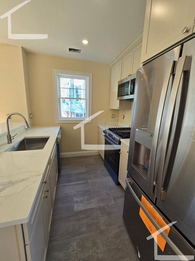 Building Photo - 9/1 No fee! Rare 3BR/3BA renovated Brighton apartment!