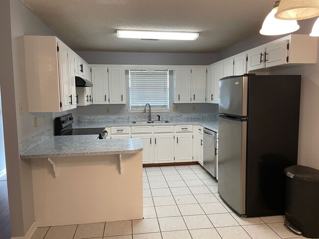 Building Photo - Charming 2 bedroom, 2 bath home in Lafayette!