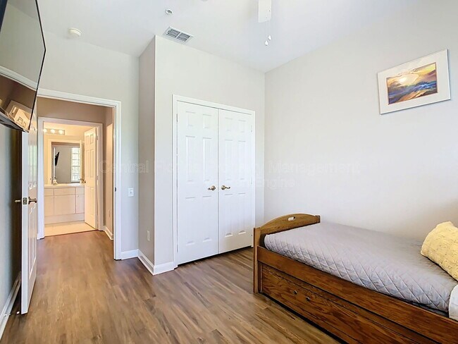 Building Photo - 2300 Silver Palm Dr