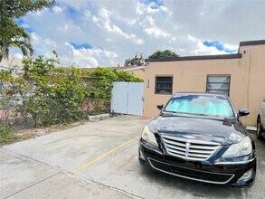 Building Photo - 236 E 14th St