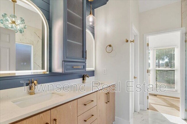 Building Photo - 695 Cedar Point