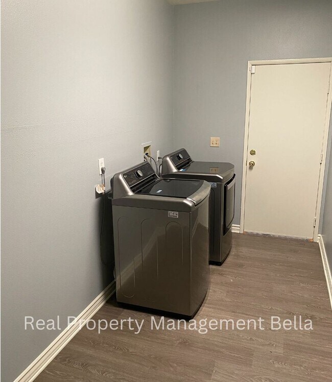 Building Photo - 25249 Silverwood Ln
