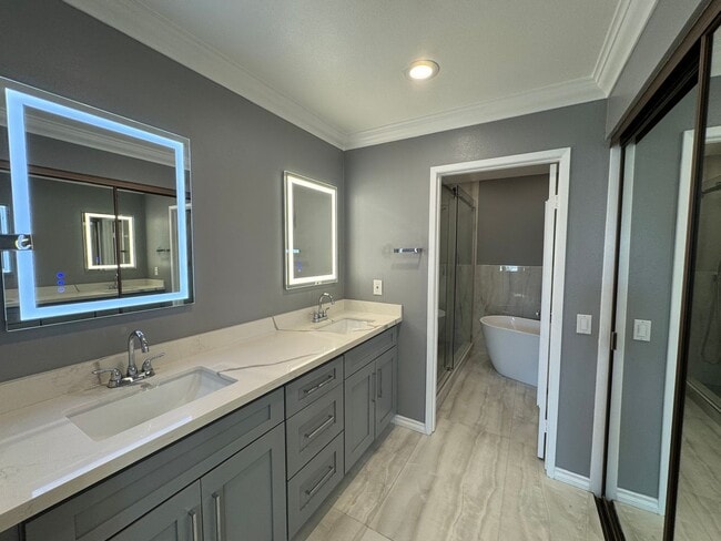 Building Photo - Charming 3Bd/2.5Ba w/Private Yard and New ...