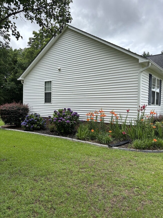 Building Photo - 60 Stratford Dr