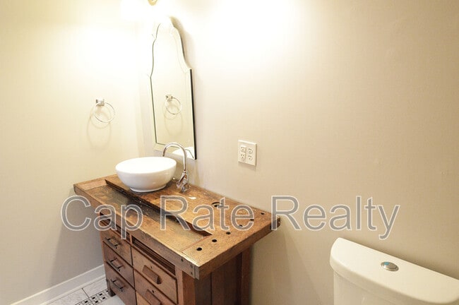 Building Photo - 216 Cherrington Rd