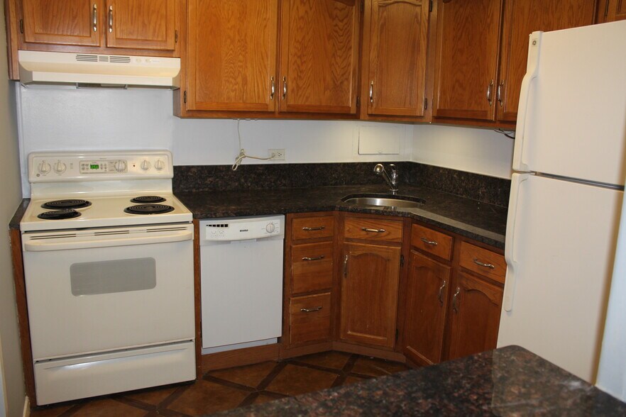Building Photo - 555 W Cornelia Ave