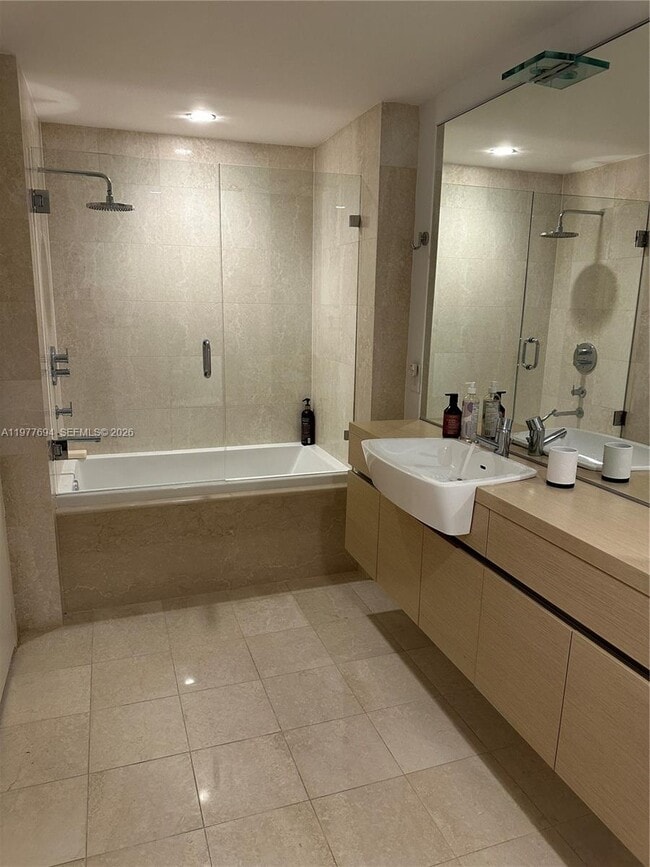 Building Photo - 200 S Biscayne Blvd