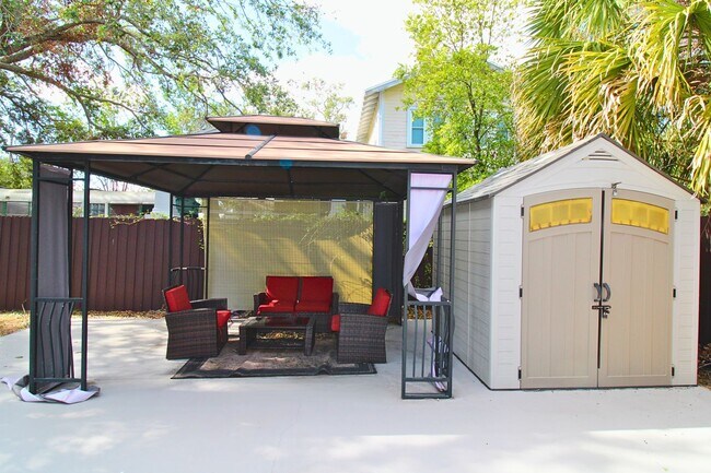 Building Photo - Charming Renovated Tampa Home with Fully Fenced Front & Backyard