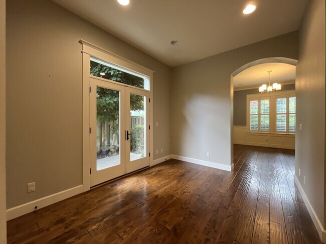 Building Photo - Luxury 5 Bedroom Home with Soaking Tub, Chef’s Kitchen & Expansive Primary Suite