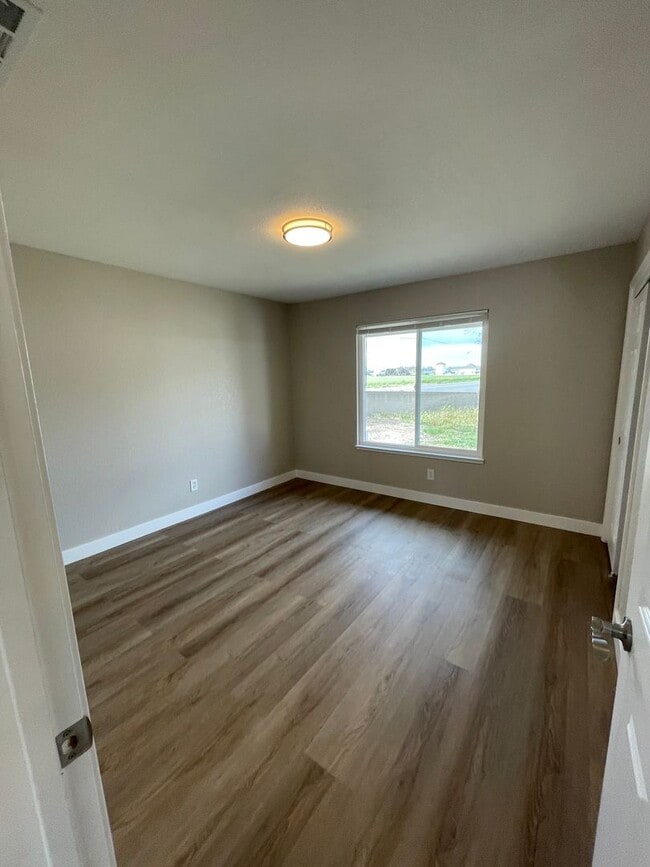 Building Photo - Beautiful Single Story Home Ready To Be Home!
