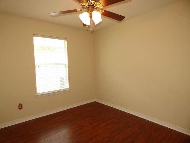 Building Photo - Great 4 Bedroom in Pensacola