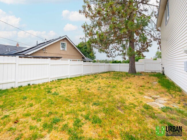 Building Photo - South Hill Gem! Spacious 3 Bedroom Home with Garage
