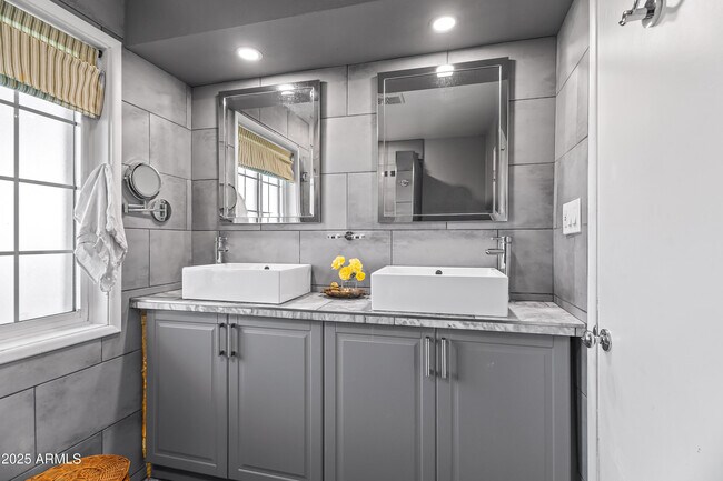 Building Photo - 4631 E Pinchot Ave