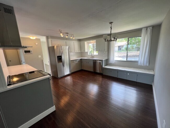 Building Photo - 1314 Red Apple Rd