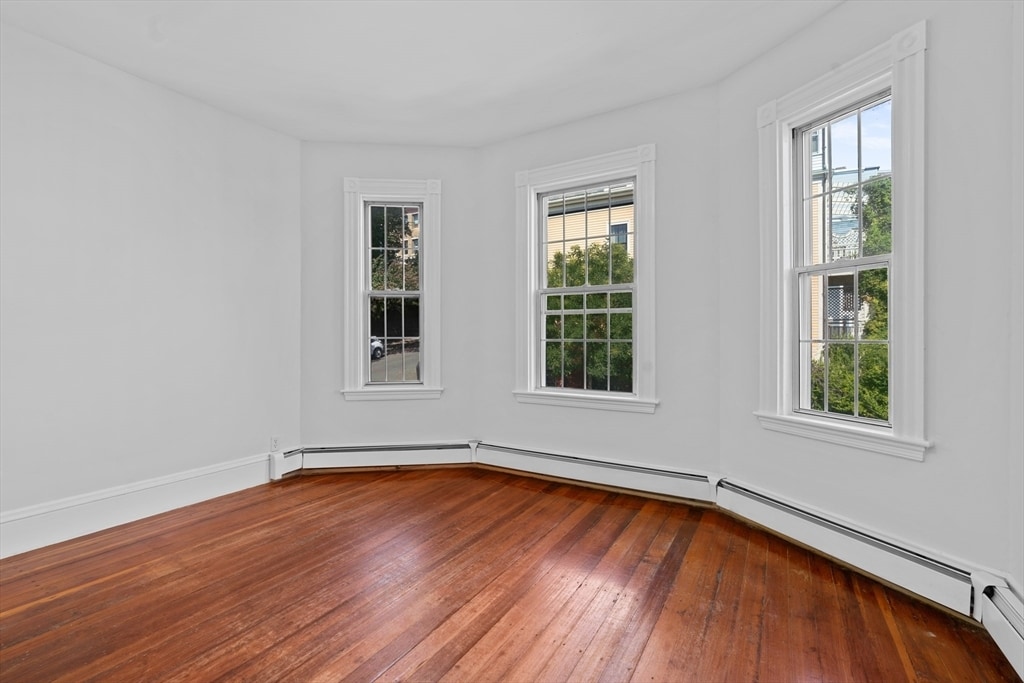 Building Photo - 401 E 7th St