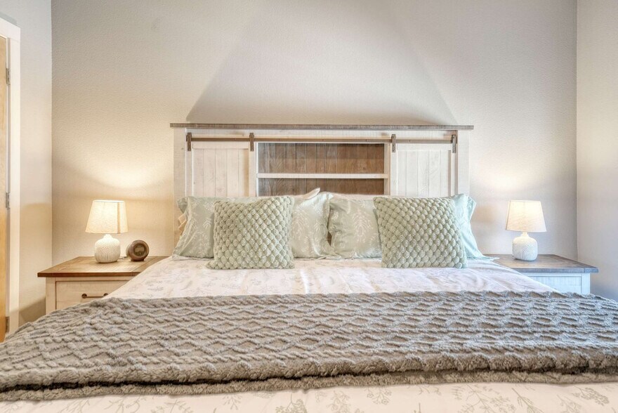 Building Photo - 330 W 5th St