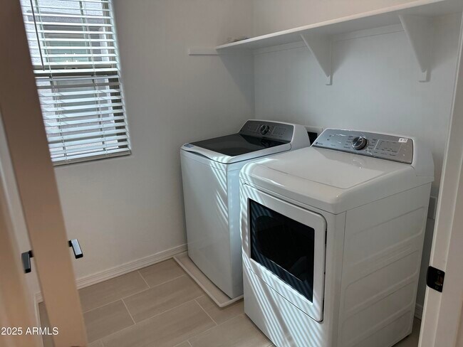 Building Photo - 1223 W Sparrow Dr