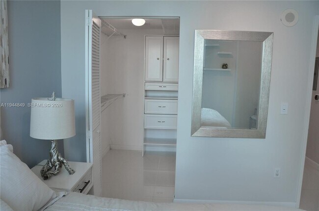 Building Photo - 950 Brickell Bay Dr