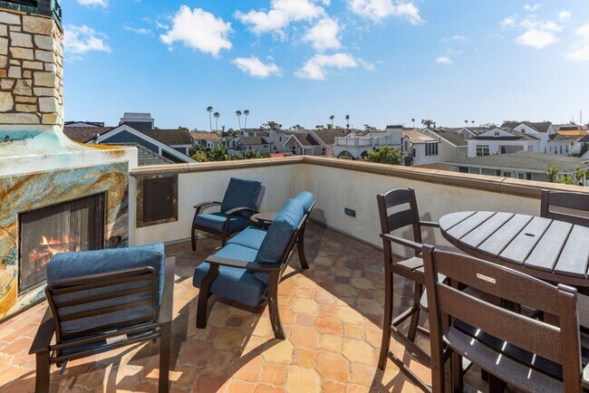 Building Photo - Newport Beach Balboa Peninsula Beach House with Rooftop Deck | Weekly & 30+ Night Stays