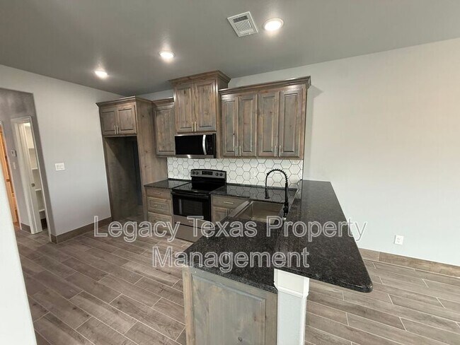 Building Photo - 910 Fuller Ave