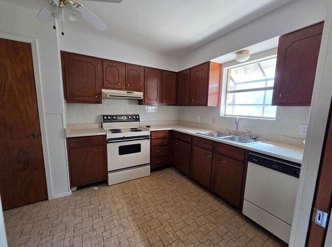 Building Photo - FOR LEASE!!