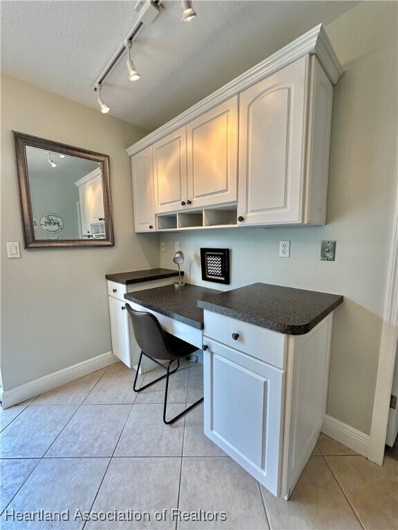 Building Photo - 3350 Lakeview Dr