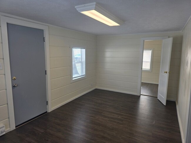 Building Photo - Updated 1-Bedroom, 1-Bathroom Home – $995/Month