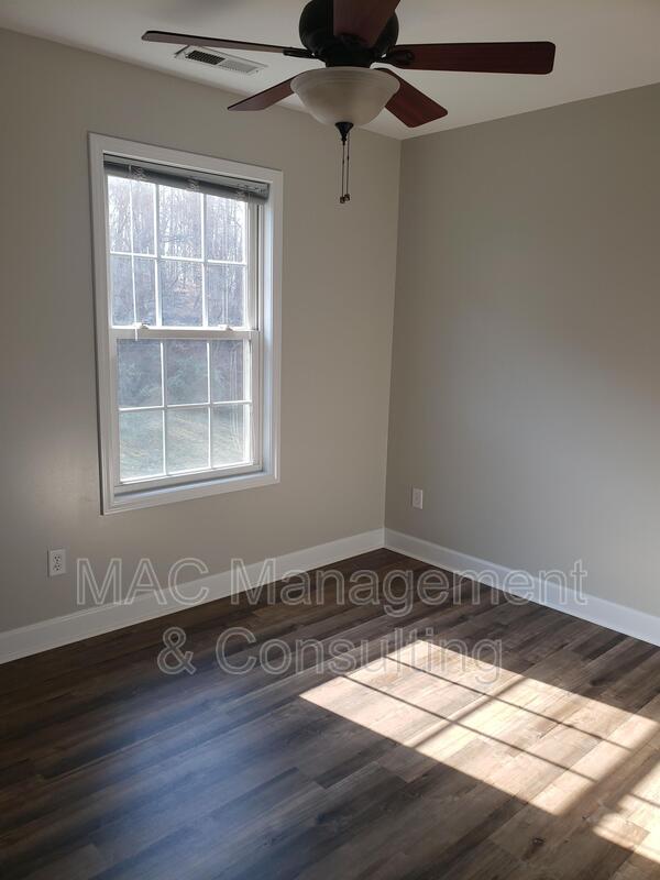 Building Photo - 1028 Nottingham Dr