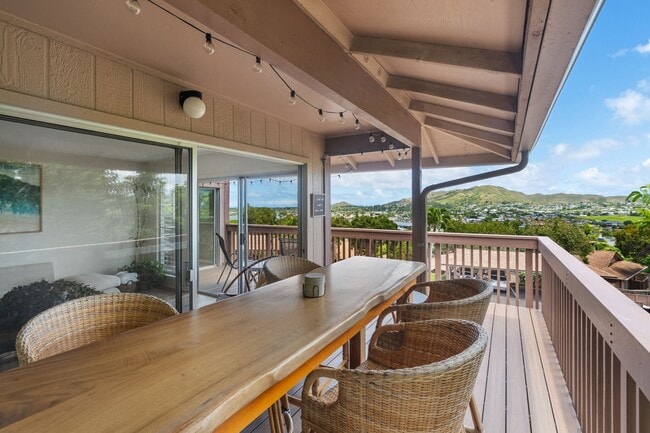 Building Photo - Stunning Lake View Townhome – 3 Bed, 2 Bat...