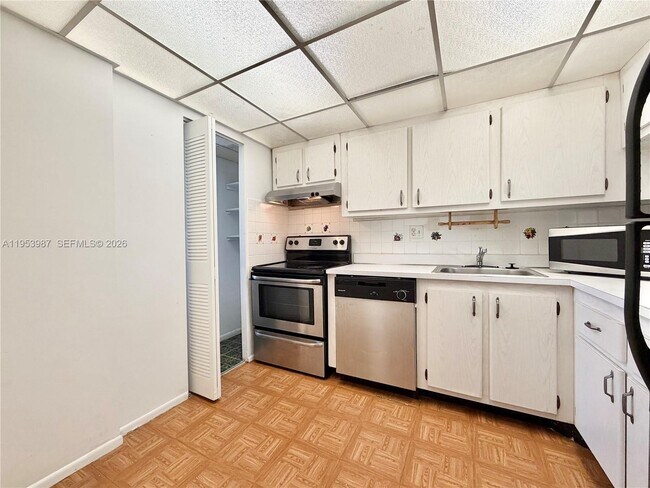 Building Photo - 8000 Fairview Dr