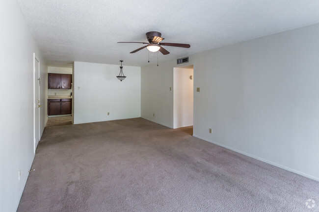 Living Area - Meadowbrook Apartments