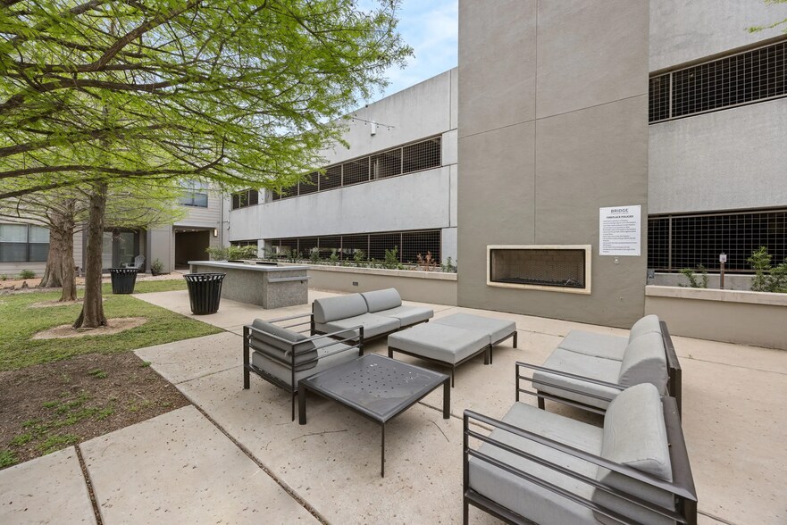 Building Photo - 810 W St Johns Ave