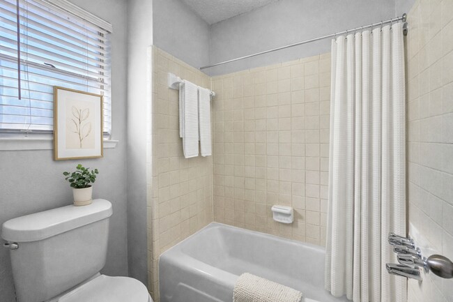 Building Photo - Charming 3-Bed, 2-Bath Home in Saginaw with Garage