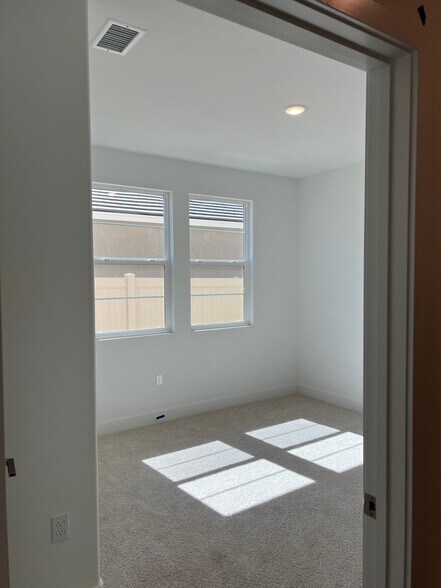 Building Photo - 1840 Vincent Dr