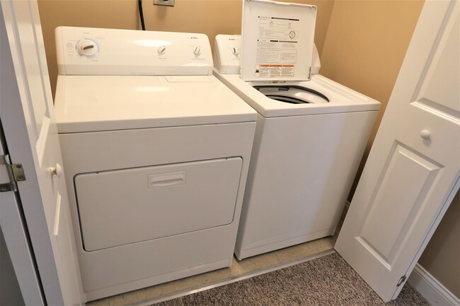 Building Photo - Available August 2025! 3BR/2BA includes pa...