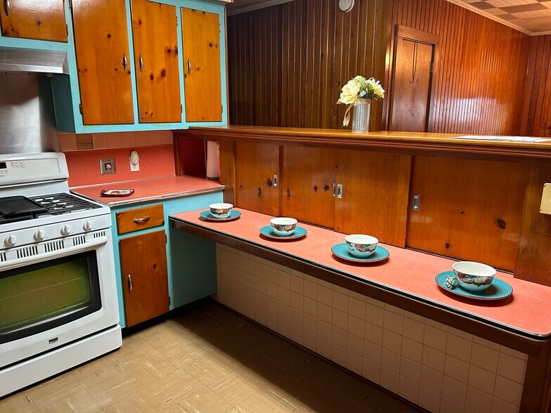 Kitchen counter with many storage closets - 5306 LA-1