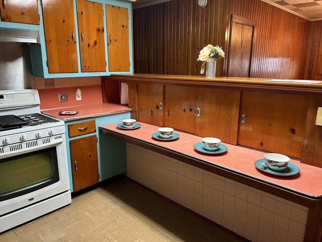 Kitchen counter with many storage closets - 5306 LA-1