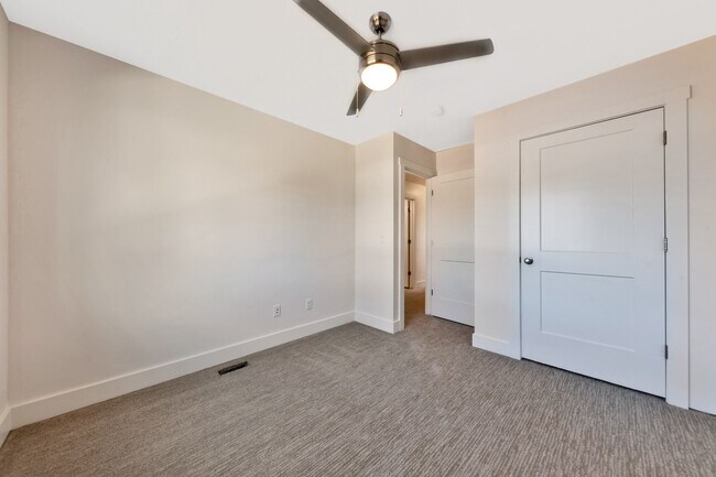 Building Photo - Beautiful 3 Bed, 2.5 Bath Town Home Located in the Sycamore Place Community in West Haven! Availa...