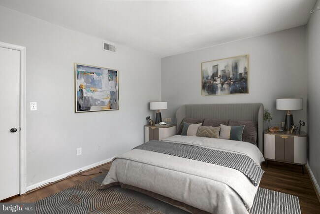 Building Photo - 1721 Queens Ln