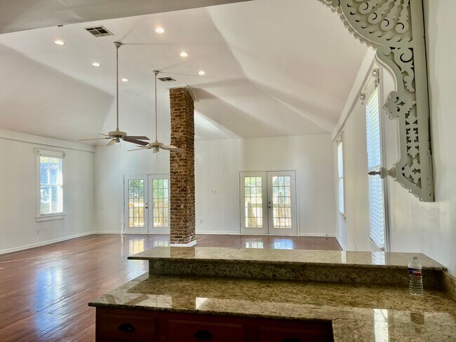 Building Photo - 1817 S Rendon St