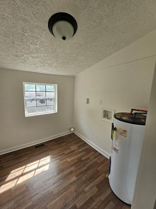 Building Photo - 182 Hughes St