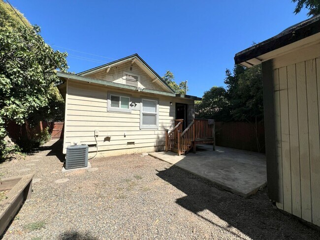 Building Photo - Beautiful 3 bedroom, 1 bathroom home locat...