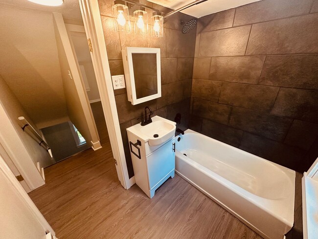 Building Photo - Newly Remodeled Home