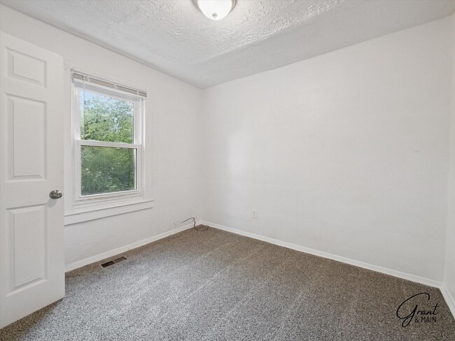 Building Photo - $1200 3 bedroom bungalow