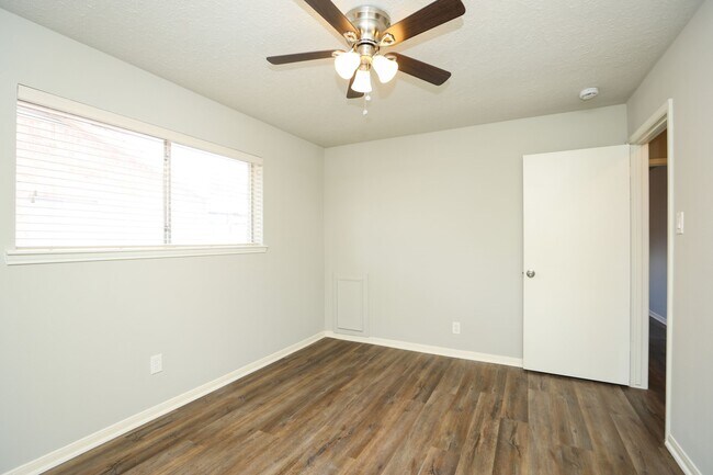 Building Photo - 815 Park Meadow Dr