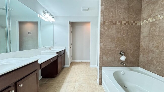 Building Photo - 2160 Greencrest Cir